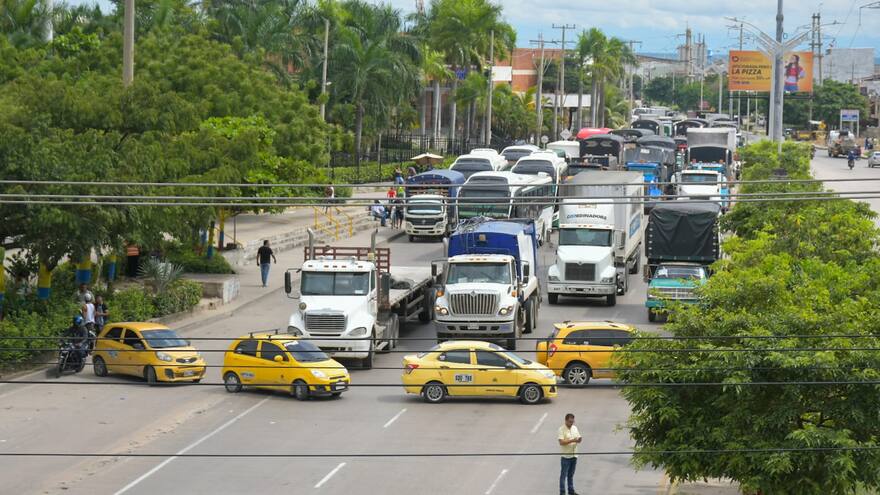 Acuerdan mesas de trabajo entre taxistas y autoridades
