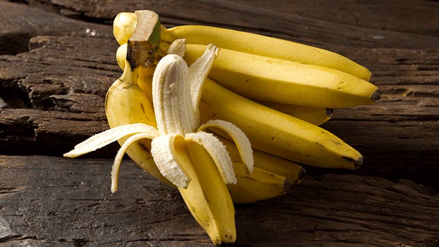 ¿Cuáles son los beneficios de comer las hebras blancas de los bananos?