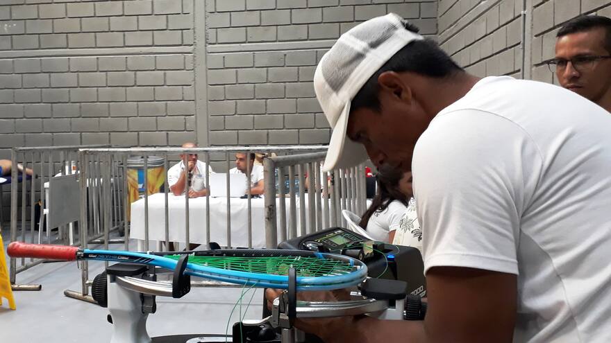 Los Juegos por fuera de las canchas: Luis y Josué, los ‘mecánicos’ de las raquetas