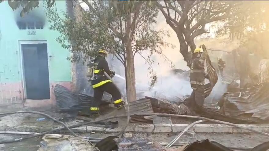 Voraz incendio destruyó dos viviendas en el barrio Corea, en Santa Marta