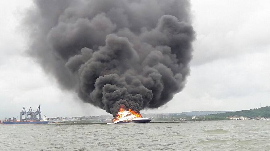 En video | Incendio en yate causa pánico en Punta Arena