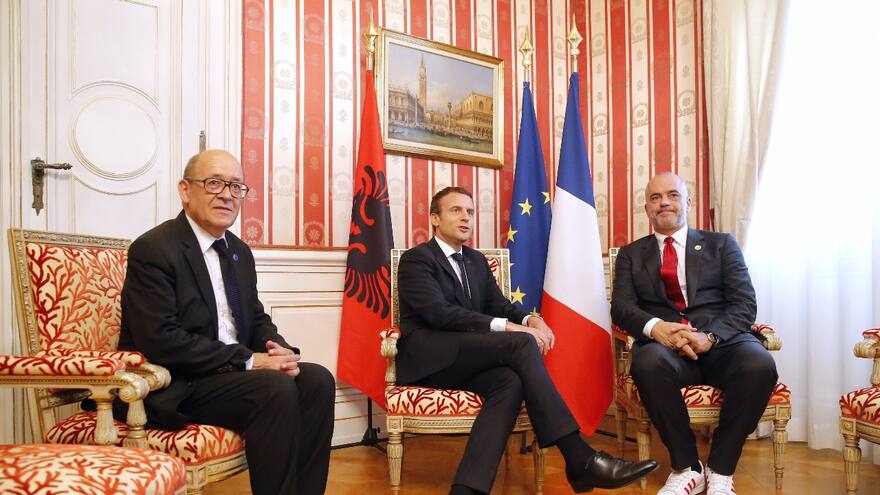 El primer ministro que usa tenis para reunirse con la élite política europea