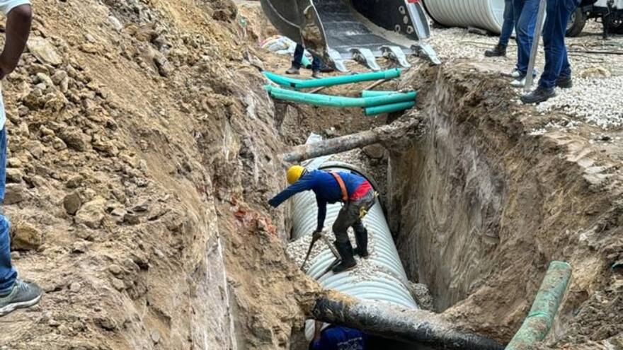 Triple A reporta avances en trabajos de reparación de colector en puente de la calle 30