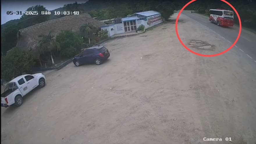 Video muestra el momento exacto del grave accidente en Luruaco que dejó un muerto y 20 heridos
