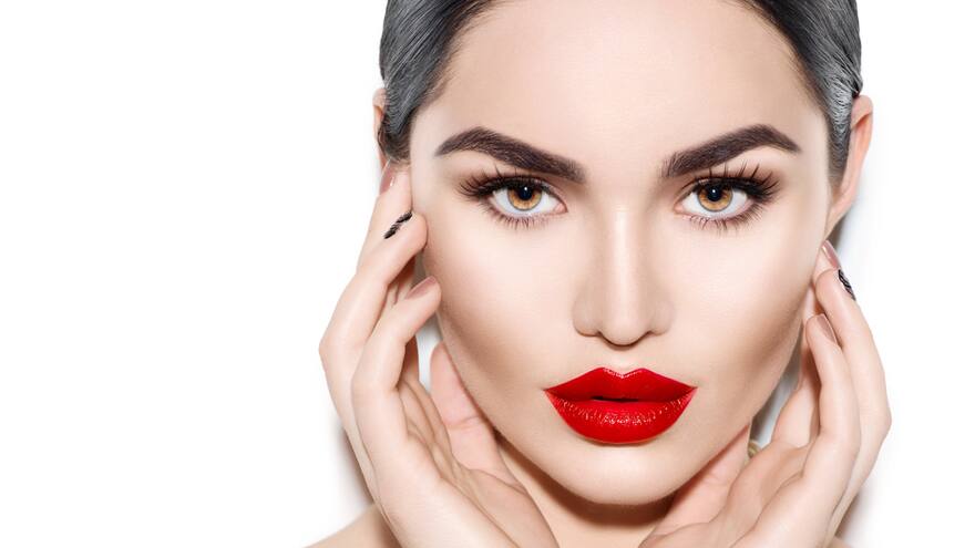 Un maquillaje con labios rojos