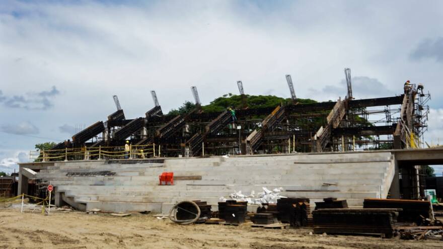 Al Estadio 20 de Enero le construyen el segundo nivel de graderías