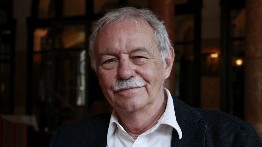 Narrativa irónica de Mendoza gana Premio Cervantes