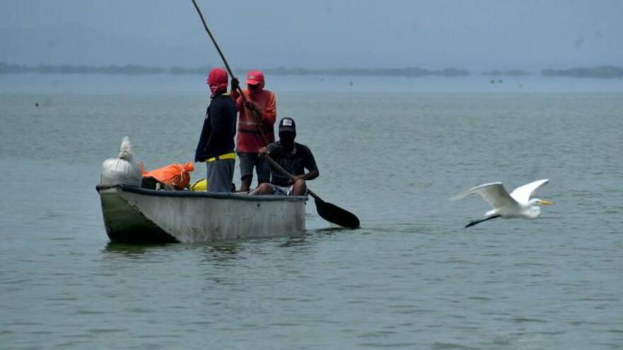 Armada de Colombia rescata a 3 pescadores que pasaron nueve días a la deriva