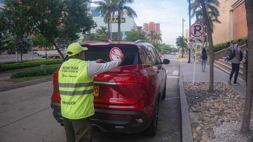 Secretaría de Tránsito inició campaña educativa para vehículos mal parqueados