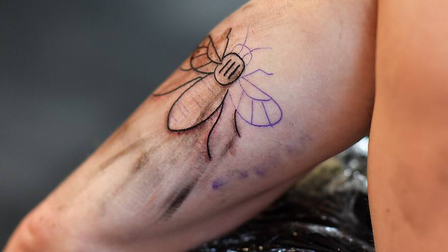 En Mánchester se tatúan abejas en recuerdo de las víctimas