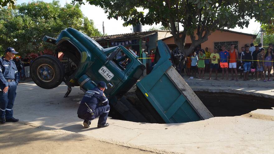 La tierra se abrió y se tragó un volteo en el sur de Ciénaga