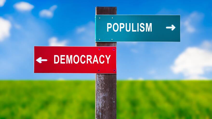 Democracia vs. autocracia