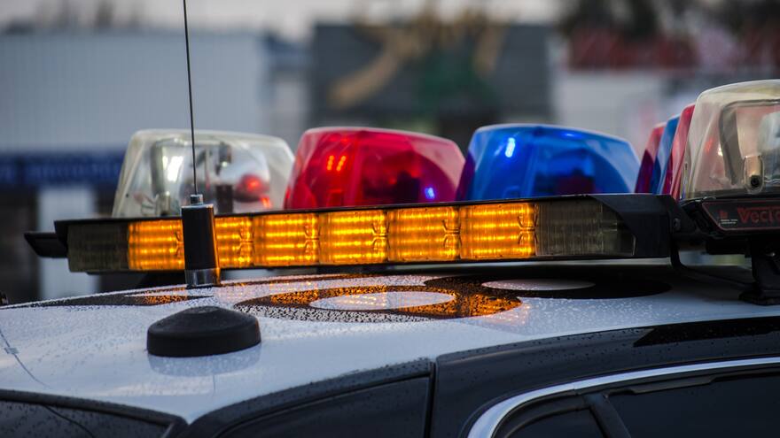 Detienen a un hombre por supuestamente intentar ahogar en el mar a sus dos hijos en EE.UU.