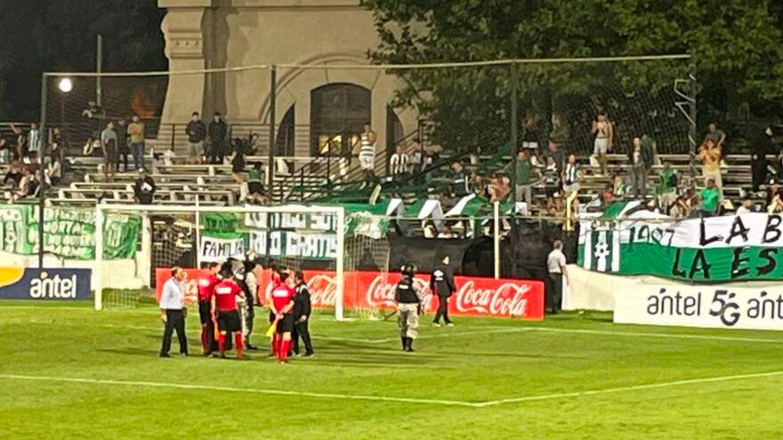 Fútbol uruguayo se suspende por agresión a un árbitro