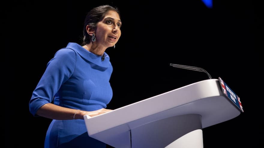 Ministra del Interior británica, Suella Braverman, renuncia a su cargo