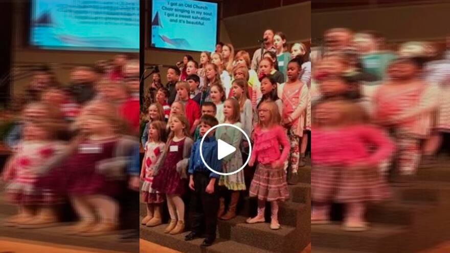 Niña se salta reglas del coro y es sensación en redes