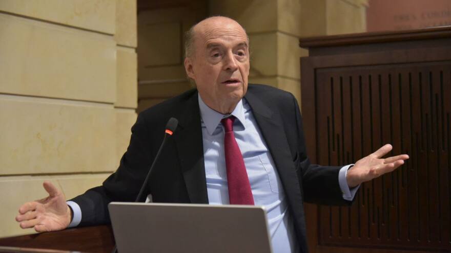 Álvaro Leyva solicitó a la Procuraduría revocar suspensión provisional de tres meses que le fue impuesta