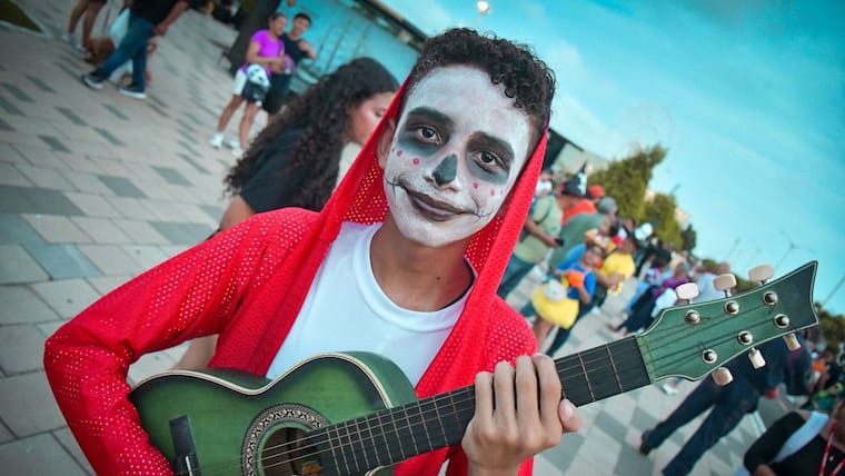 Los disfraces y la alegría se tomaron el Gran Malecón en el desfile de Cantores Killeros