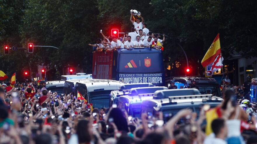 Videos: así recibieron a la selección de España en la Plaza de Cibeles