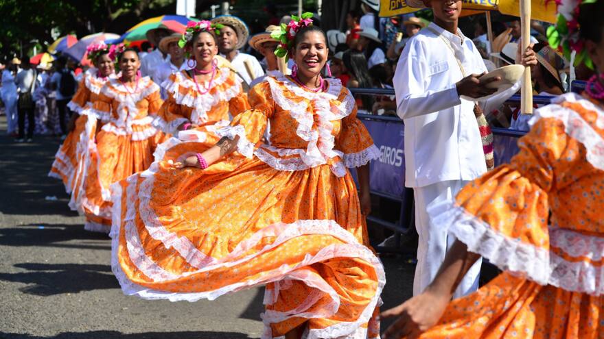 Las piloneras mayores vistieron de alegría las calles de Valledupar