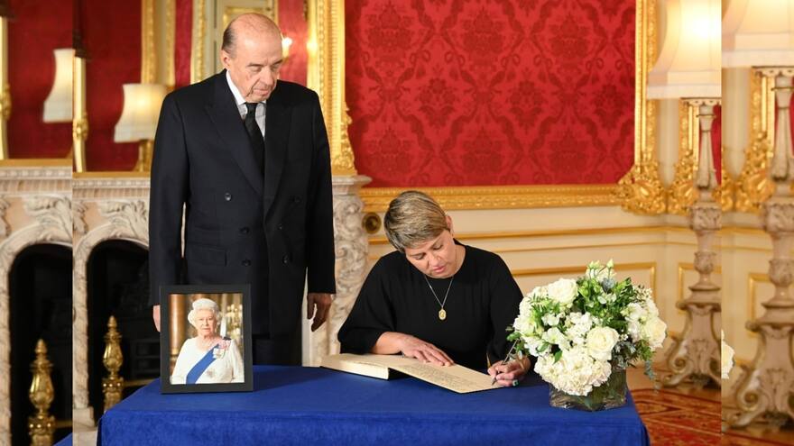 Reina Isabel II: primera dama, Verónica Alcocer, y canciller, Álvaro Leyva, asistieron al funeral