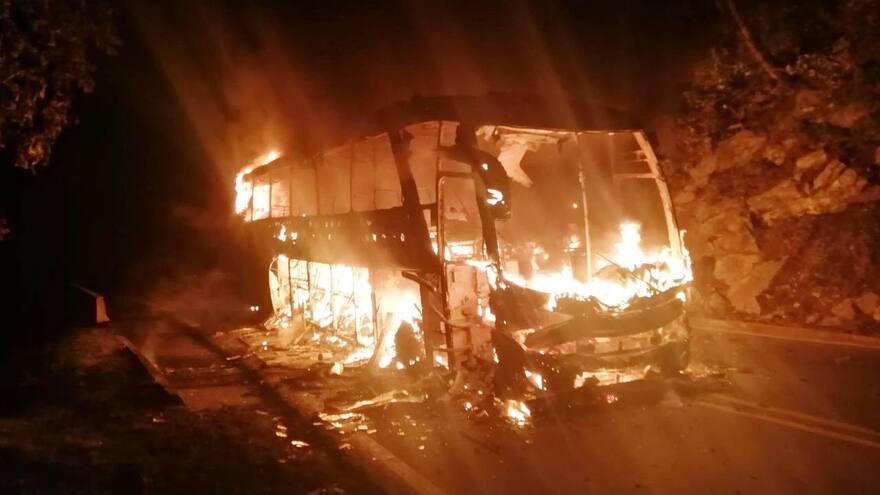 Presuntos guerrilleros del EPL incineraron bus en Cesar