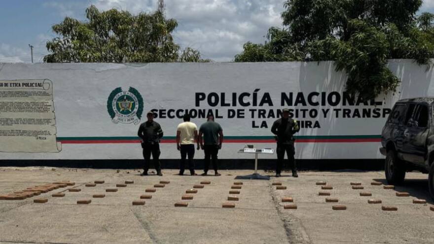 En camioneta con placa de otro país transportaban casi 80 kilos de marihuana