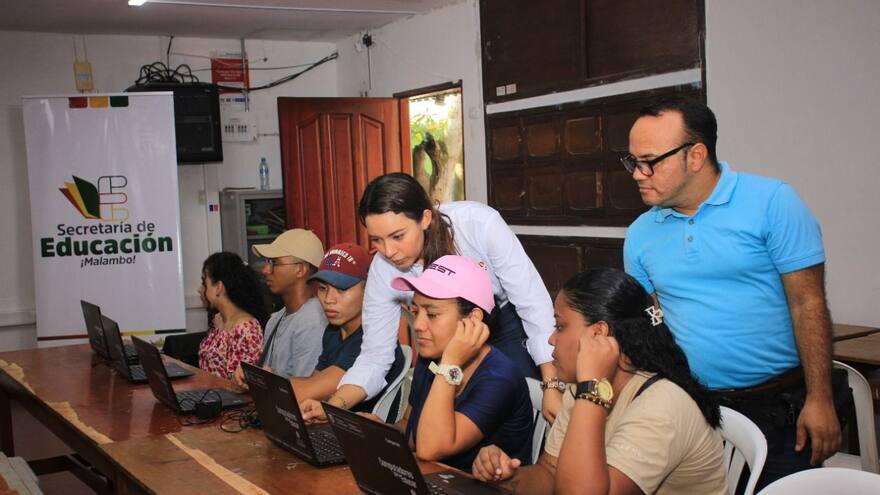 Entregan becas universitarias a más de mil jóvenes de Malambo