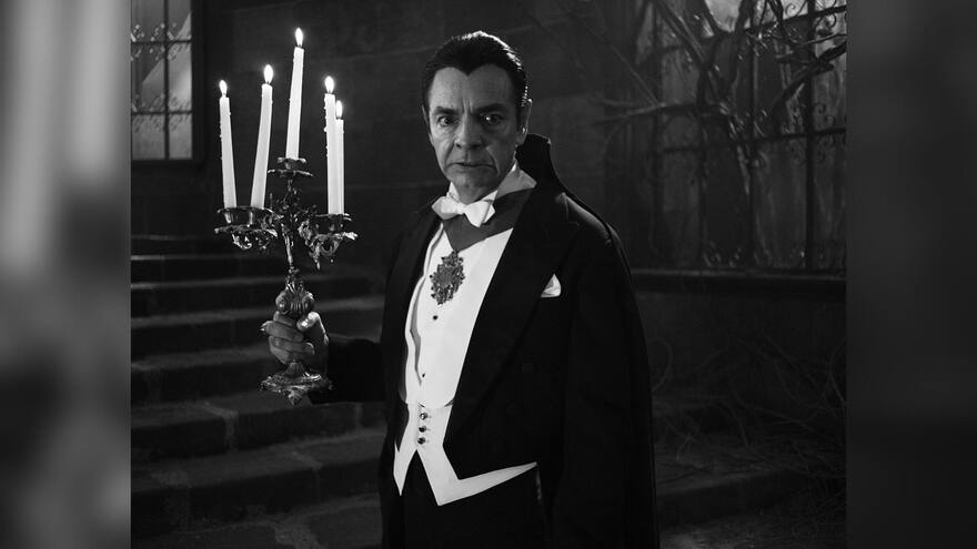 El mexicano Eugenio Derbez es Drácula en la comedia que revive cómo se grabó el filme en 1930