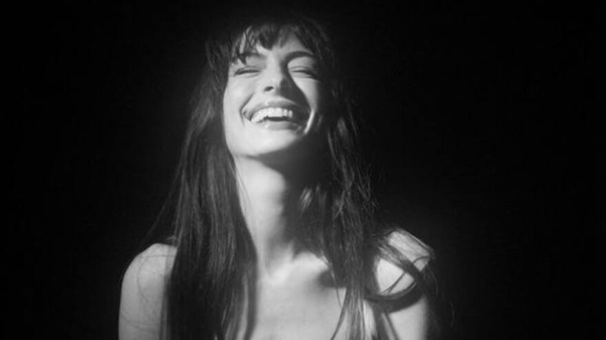 Anne Hathaway habló de su problema con el alcohol durante el lanzamiento de la película La idea de tenerte